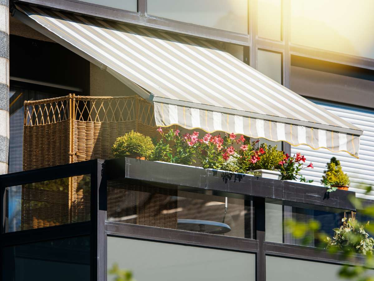 Motorized vs Manual Awnings: Which Type of Awning is Right for You?